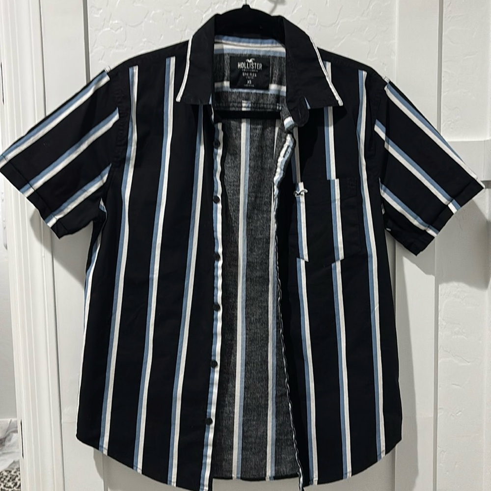 Hollister Men’s Epic Flex striped button up short sleeve shirt XS